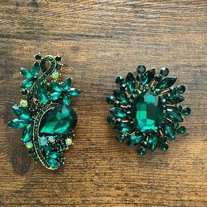 Beautiful statement green gemmed brooches (2)